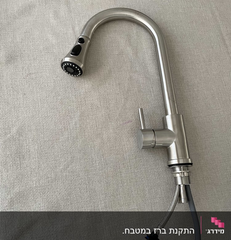 ברז נירוסטה עם צינור גמיש וחיבורים